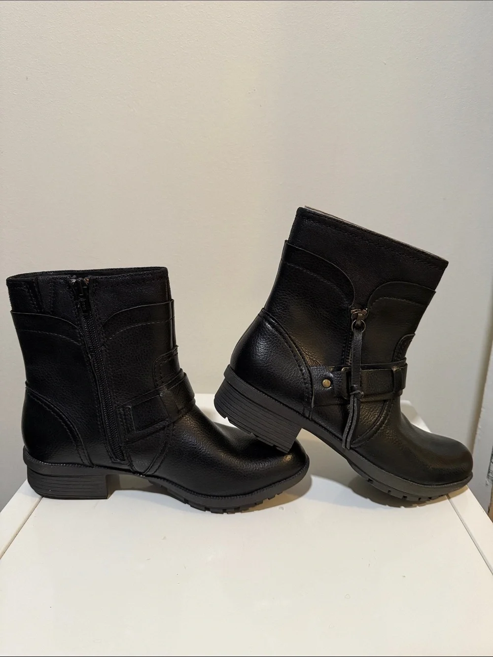 Clarks Women's Riddle Avant Black Leather Ankle Zip Boots Size 6.5